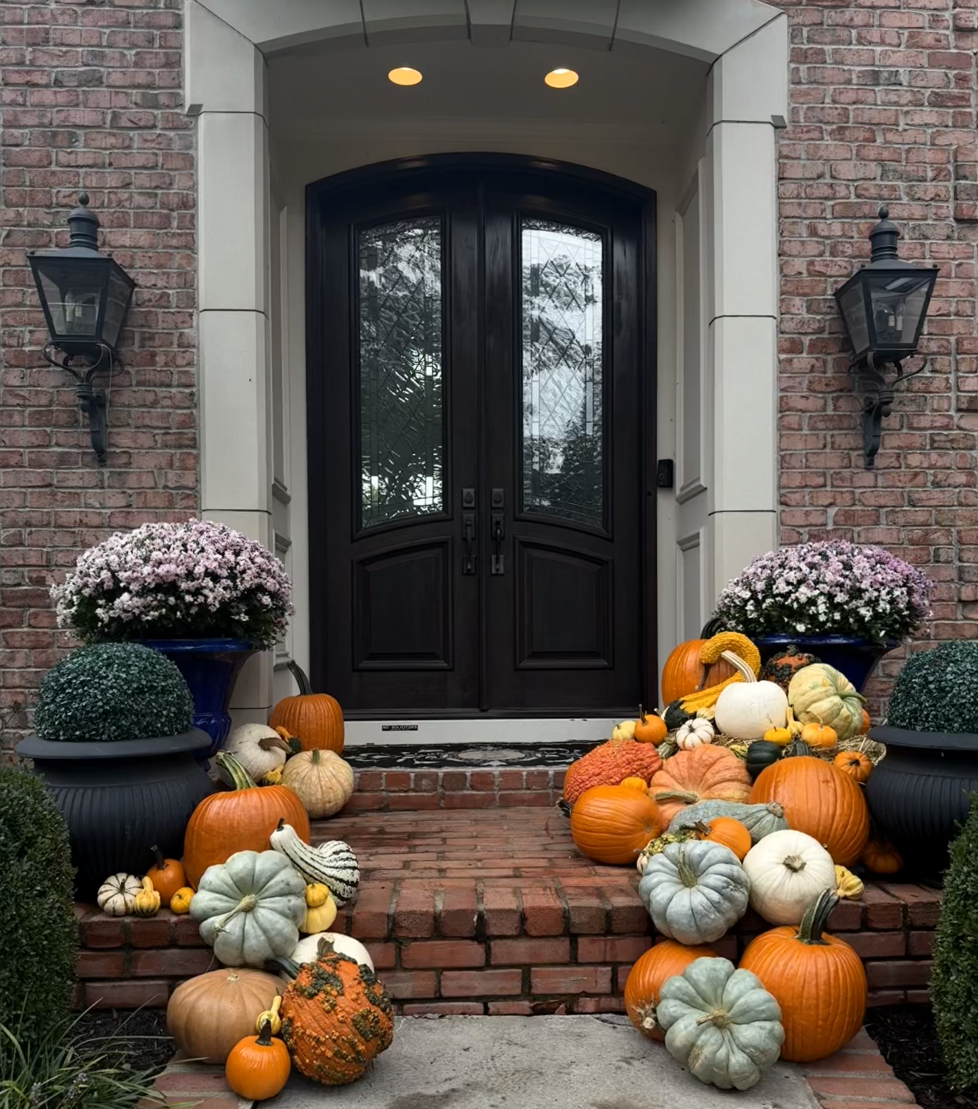 kansas city fall porch pumpkin display by Mum and Gourd featuring custom designs 
